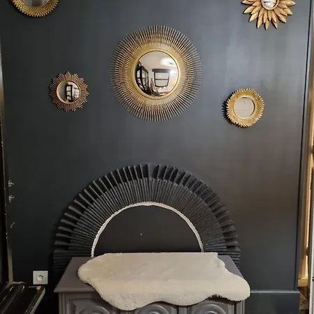 Du Moulin, Au Bord De L'eau