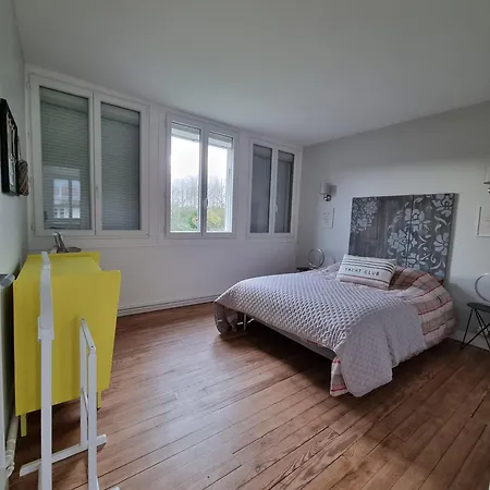 Du Moulin, Au Bord De L'eau